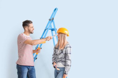 Genç çift yeni dairede tamirat yapıyor.