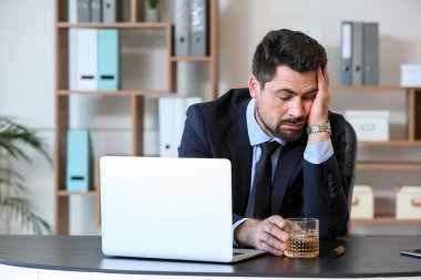 İşadamı ofiste viski içiyor. Alkolizm kavramı