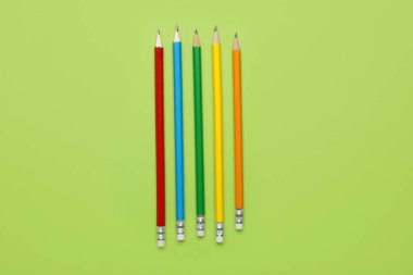 Renk arkaplanındaki sıradan kalemler