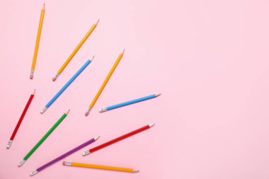 Renk arkaplanındaki sıradan kalemler