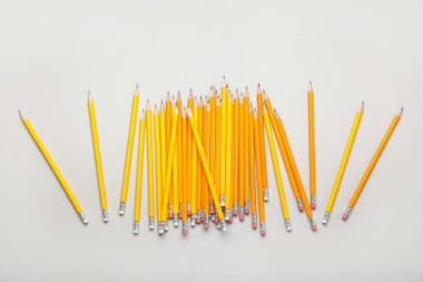 Hafif arkaplanda sıradan kalemler