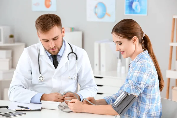 Male Doctor Measuring Blood Pressure Female Patient Hospital — Stock Photo, Image