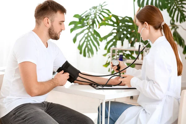 女性医生测量男性住院病人血压的研究 — 图库照片