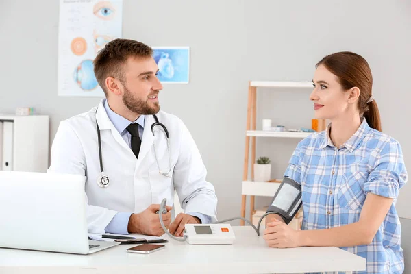 Male Doctor Measuring Blood Pressure Female Patient Hospital — Stock Photo, Image