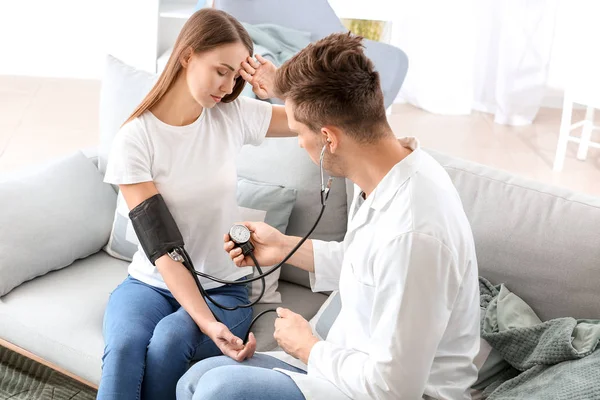 Doctor Measuring Blood Pressure Young Woman Home — Stock Photo, Image