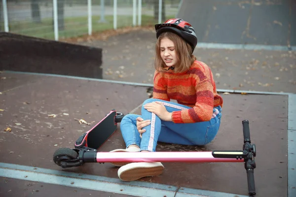 Teenagermädchen Stürzte Freien Von Ihrem Tretroller — Stockfoto