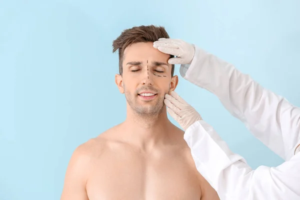 Plastisch Chirurg Aanraken Gezicht Van Jonge Man Kleur Achtergrond — Stockfoto