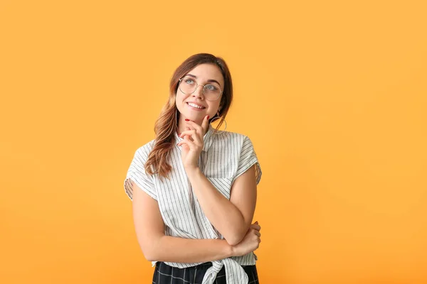 Gedachte Vrouw Met Stijlvolle Bril Kleur Achtergrond — Stockfoto