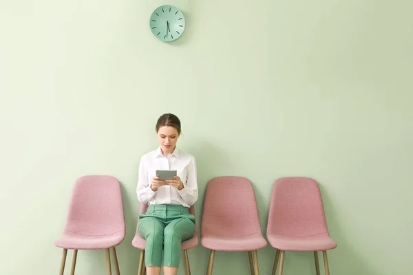 屋内での就職の面接を待っている若い女性 — ストック写真