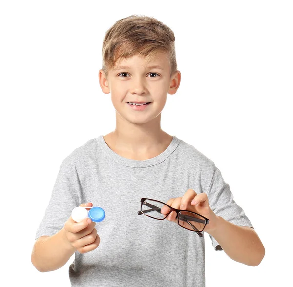 Kleiner Junge Mit Kontaktlinsenetui Und Brille Auf Weißem Hintergrund — Stockfoto