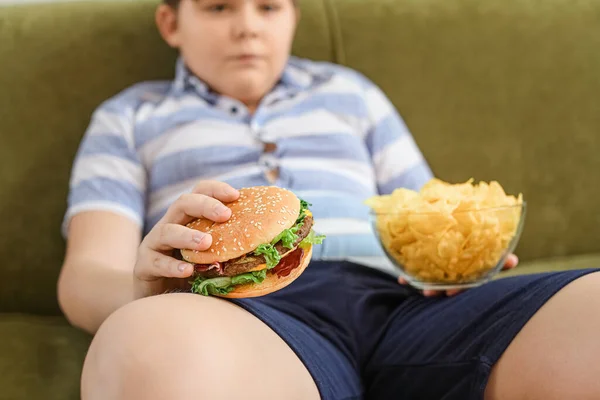 Nadwaga Chłopiec Niezdrowym Jedzeniem Domu — Zdjęcie stockowe