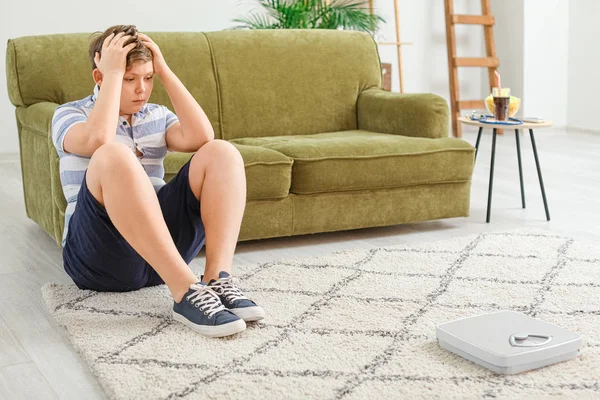 Overgewicht Jongen Het Meten Van Zijn Gewicht Thuis — Stockfoto