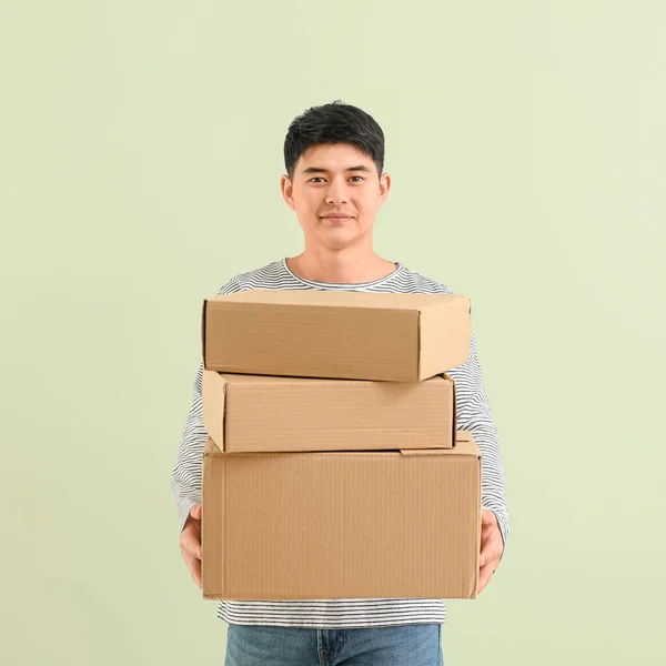 Hombre Asiático Con Cajas Móviles Fondo Color —  Fotos de Stock