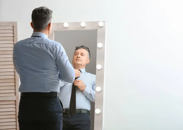 Hezký Dospělý Muž Dívá Svůj Odraz Zrcadle — Stock fotografie