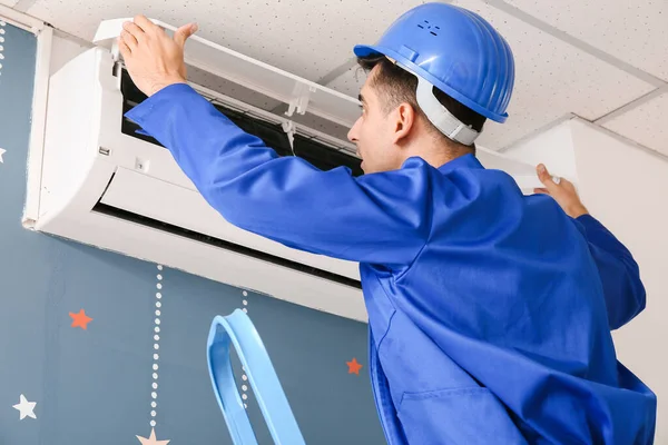 Mannelijke Technicus Airconditioner Binnenshuis Herstellen — Stockfoto