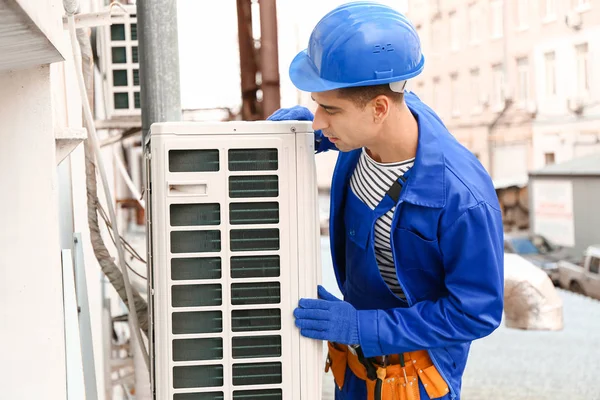 Male Technician Installing Outdoor Unit Air Conditioner — Stock Photo, Image
