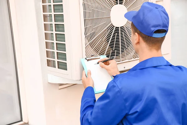 Man Technicus Installeren Outdoor Unit Van Airconditioner — Stockfoto