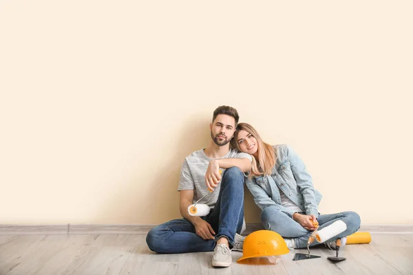 Junges Paar Mit Werkzeug Ruht Bei Reparatur Neuer Wohnung — Stockfoto