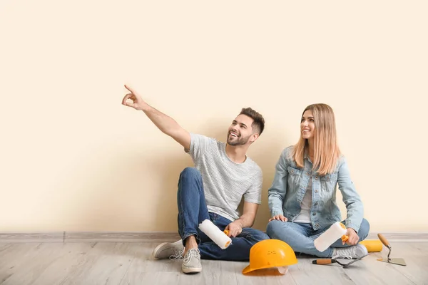 Pareja Joven Con Herramientas Descansando Durante Reparación Apartamento Nuevo — Foto de Stock