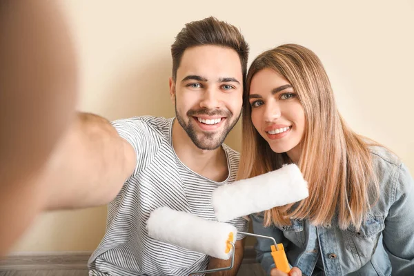 Pareja Joven Tomando Selfie Durante Reparación Nuevo Apartamento — Foto de Stock