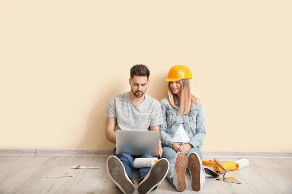 Young Couple Laptop Planning Repair New Apartment — Stock Photo, Image