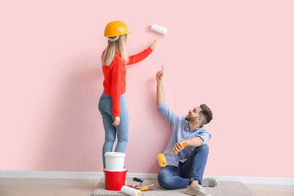 Pareja Joven Haciendo Reparación Apartamento Nuevo — Foto de Stock