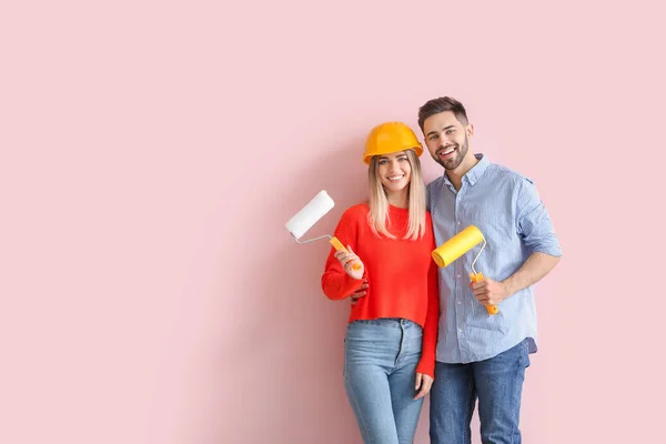 Pareja Joven Con Herramientas Cerca Pared Color Nuevo Apartamento — Foto de Stock