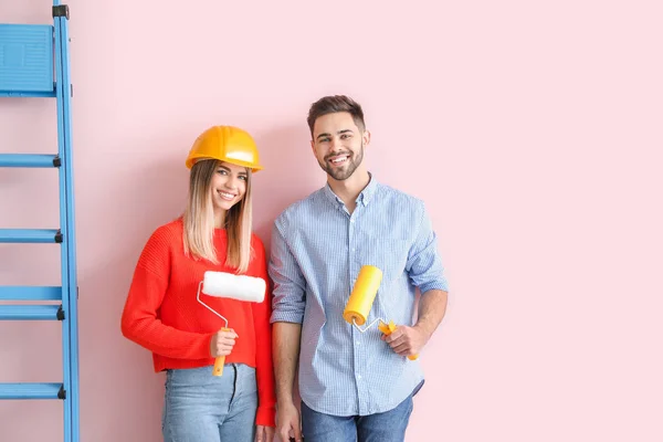 Pareja Joven Haciendo Reparación Apartamento Nuevo — Foto de Stock