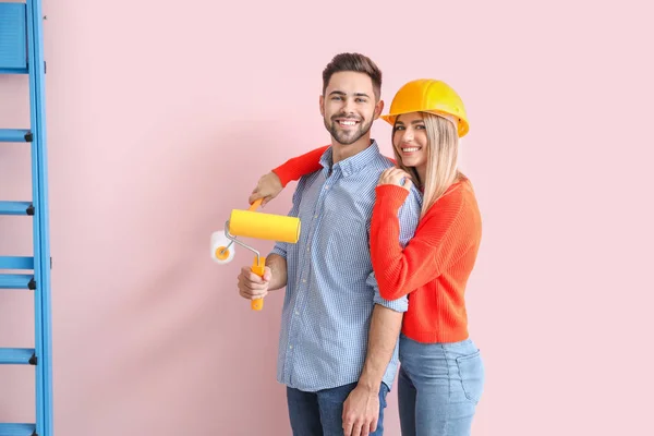 Jovem Casal Fazendo Reparação Novo Apartamento — Fotografia de Stock