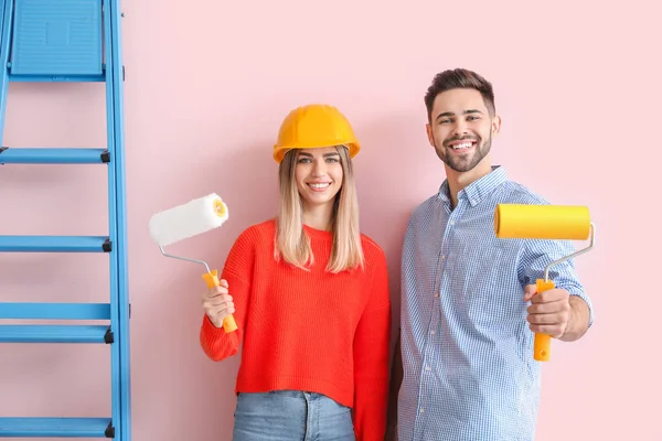 Genç çift yeni dairede tamirat yapıyor.