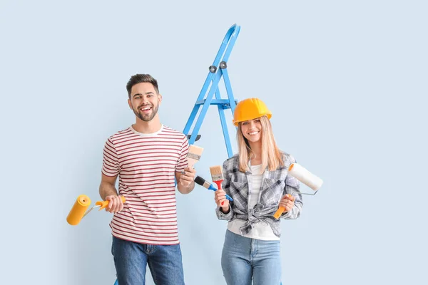 Junges Paar Repariert Neuer Wohnung — Stockfoto