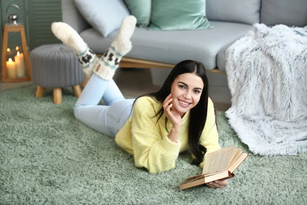 Hermosa Mujer Joven Suéter Cálido Libro Lectura Casa —  Fotos de Stock