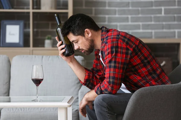 家でワインを飲む男 アルコール依存症の概念 — ストック写真