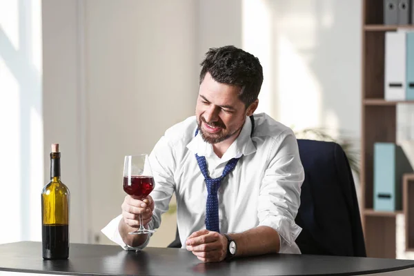 Empresário Beber Vinho Escritório Conceito Alcoolismo — Fotografia de Stock