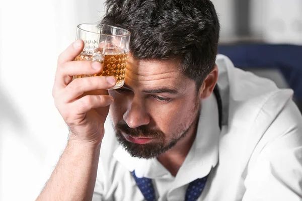 Uomo Affari Che Beve Whisky Ufficio Concetto Alcolismo — Foto Stock