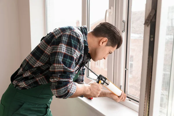 平面に窓を設置する男性労働者 — ストック写真