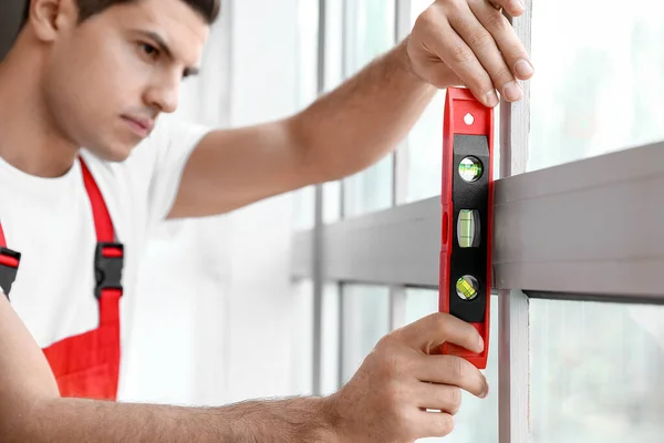 Trabajador Masculino Instalando Ventana Piso —  Fotos de Stock