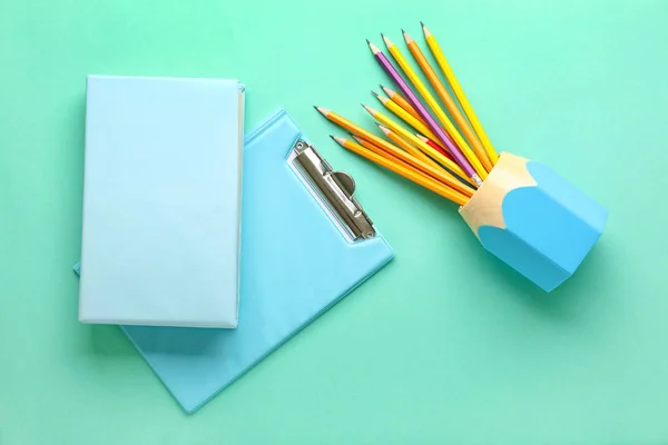 通常の鉛筆 ノートブック クリップボードの色背景 — ストック写真