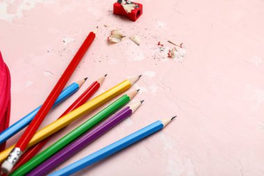 Renk arkaplanındaki sıradan kalemler