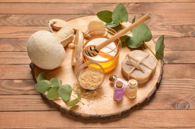 Kaplıca malzemeleri ve ballı kompozisyon ahşap arka planda
