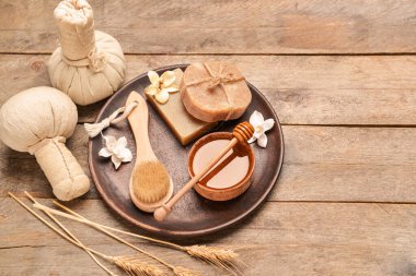 Kaplıca malzemeleri ve ballı kompozisyon ahşap arka planda