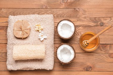 Ahşap arka planda spa ürünleri, hindistan cevizi ve bal kompozisyonu