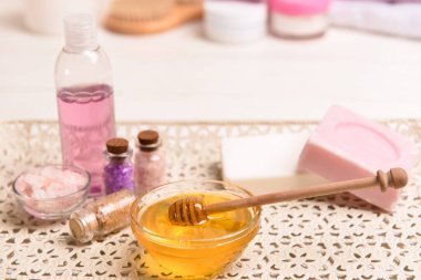 Masada spa malzemeleri ve bal ile kompozisyon