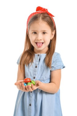 Beyaz arka planda çikolata yumurtaları olan tatlı küçük bir kız.
