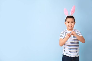 Paskalya yumurtası ve renkli fırçası olan küçük Asyalı çocuk.