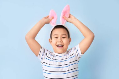 Renkli kulakları olan küçük Asyalı çocuk.