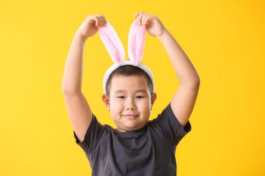 Renkli kulakları olan küçük Asyalı çocuk.