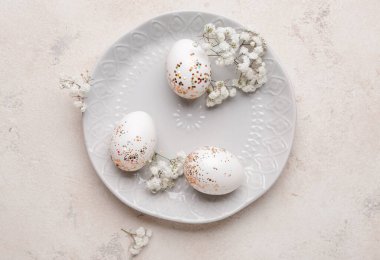 Güzel Paskalya yumurtaları ve açık arkaplanda çiçekler.