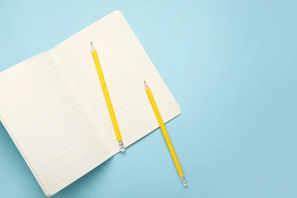 Zwykłe Ołówki Notatnik Tle Koloru — Zdjęcie stockowe