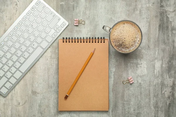 Keyboard Notebook Pencil Coffee Grunge Background — Stock Photo, Image